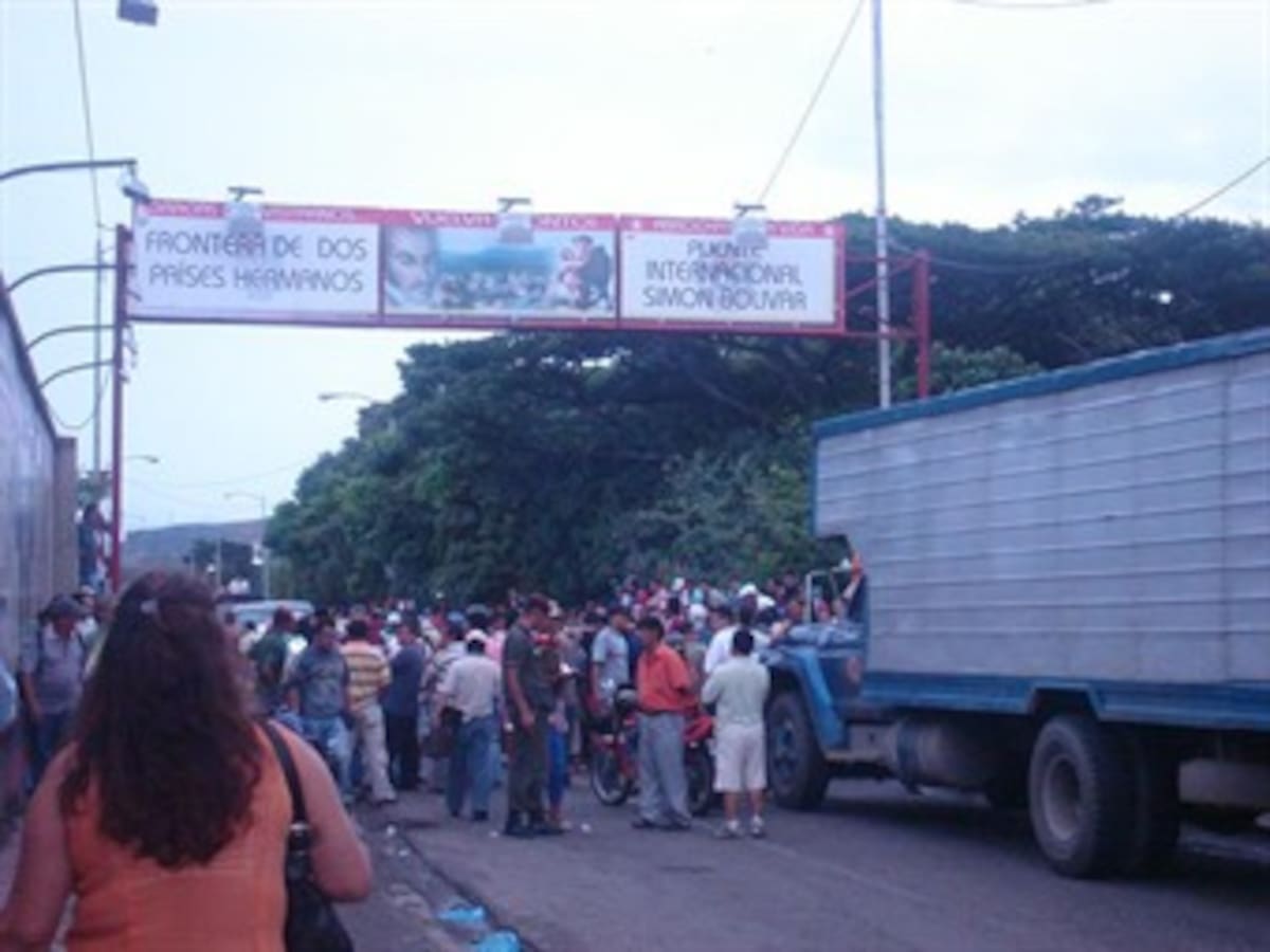 Contrabandistas bloquean frontera con Venezuela