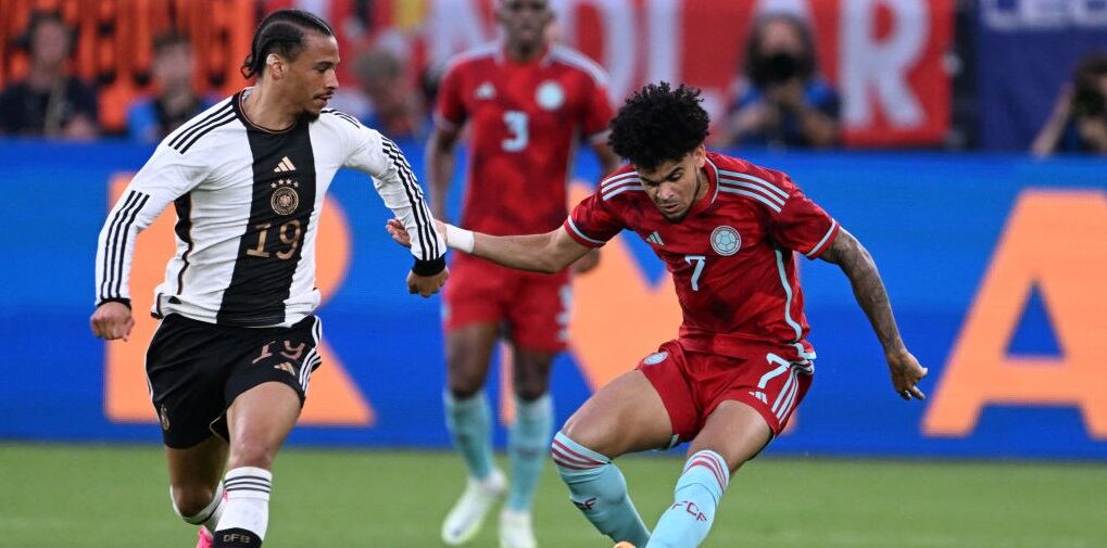 Leroy Sané y Luis Díaz durante el partido amistoso entre Alemania y Colombia en el Veltins Arena (Photo by Federico Gambarini/picture alliance via Getty Images)
