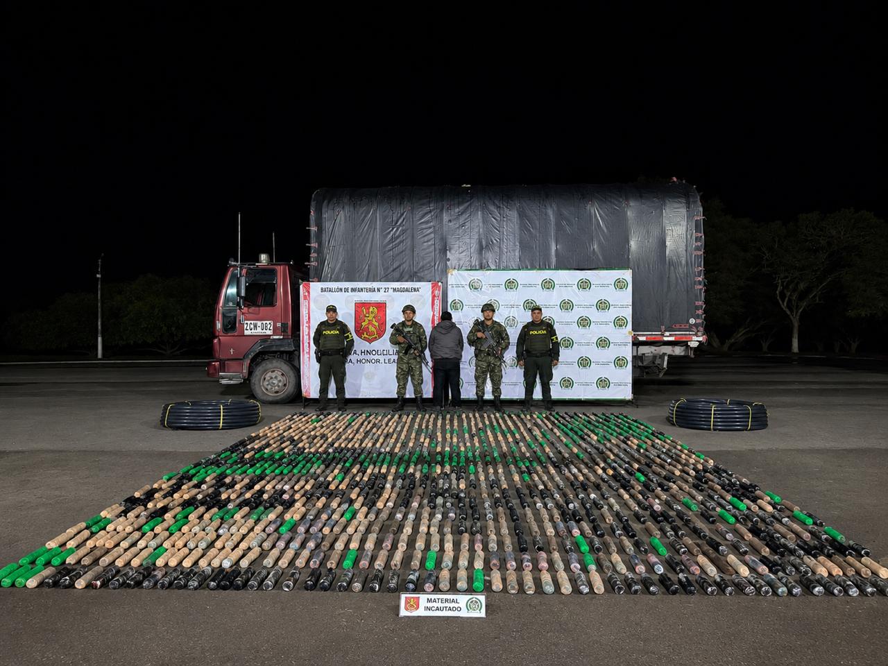 Ejército incautó 240 mil dosis de marihuana ocultas en mangueras en vía del Huila.(Foto: cortesía Ejército Nacional)