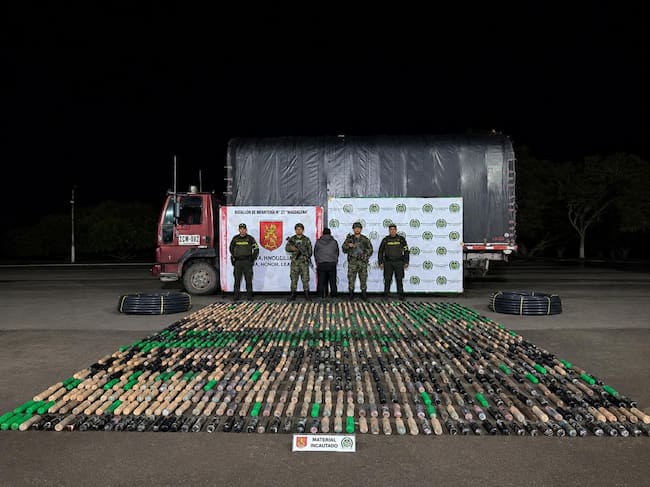 Ejército incautó 240 mil dosis de marihuana ocultas en mangueras en vía del Huila.(Foto: cortesía Ejército Nacional)