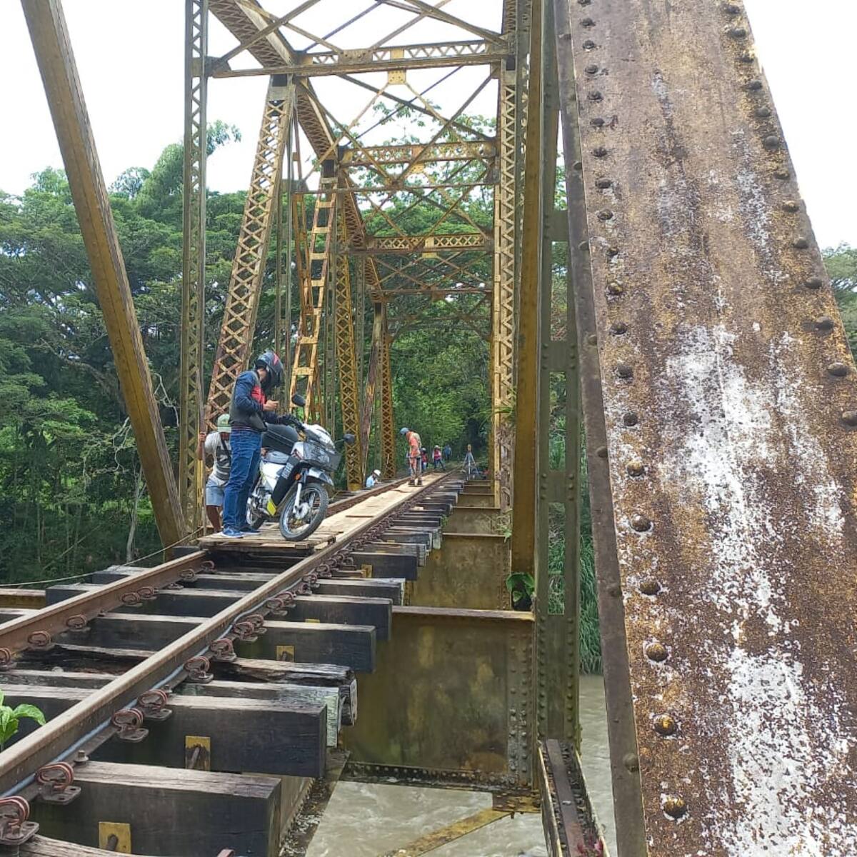 ¿Cuál es la alternativa de transporte por la vía férrea entre Quindío y Valle?