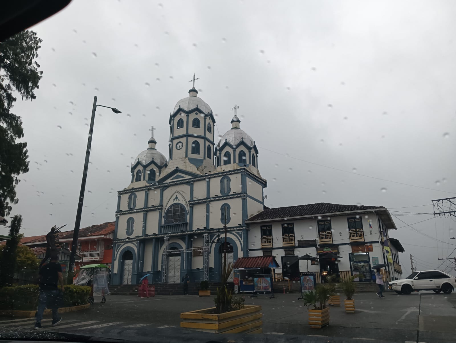 Días de cielo nublado y lluvias en el Quindío, al fondo la iglesia del municipio de Filandia. Foto: Adrián Trejos