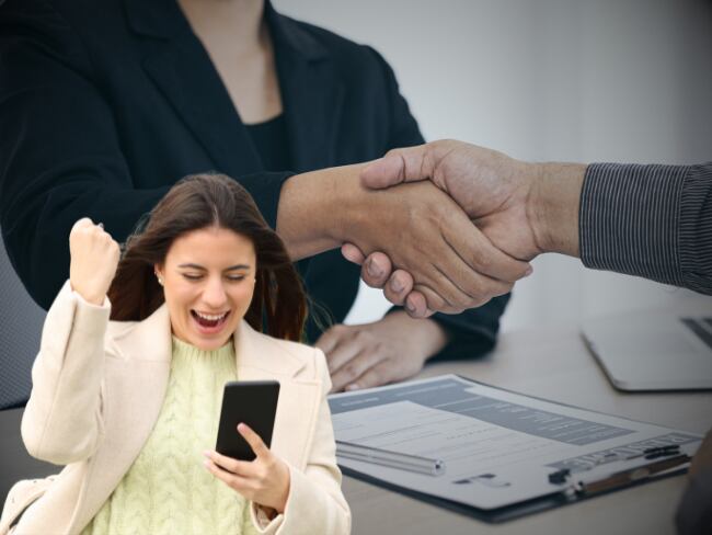 Oferta de empleo // mujer emocionada