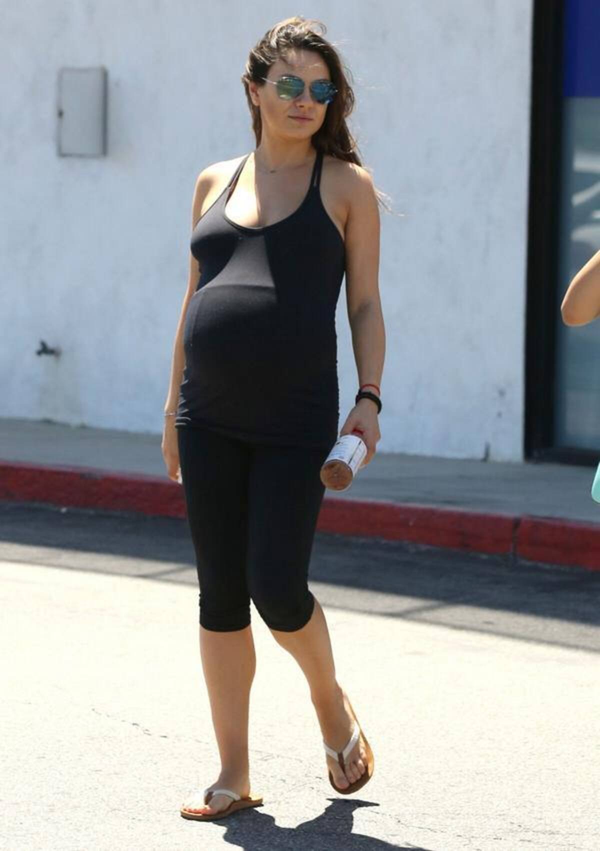 Mila Kunis espera bebé con el actor Ashton Kutcher.