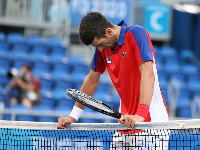 Novak Djokovic se lamenta tras su segunda derrota consecutiva en Tokio 2020.