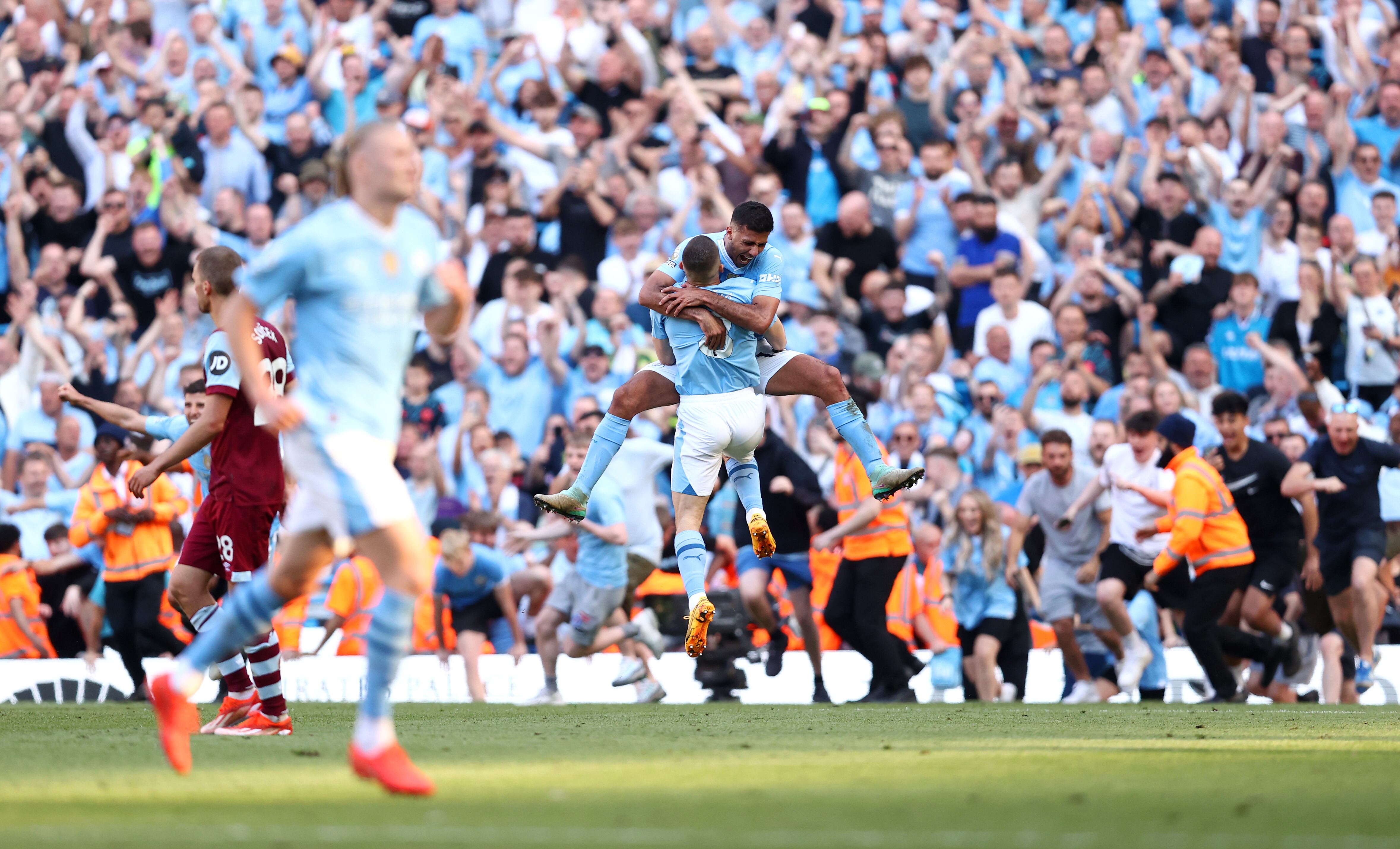 Manchester City festeja el título de la Premier League junto a sus aficionados. (Photo by Naomi Baker/Getty Images)