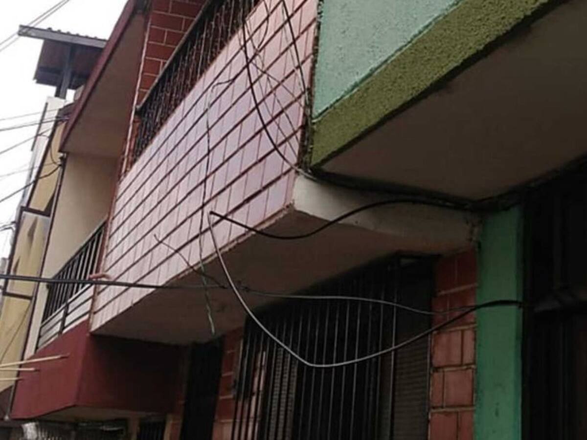 Comunidad denunció cables de energía descolgados en el centro de Pereira