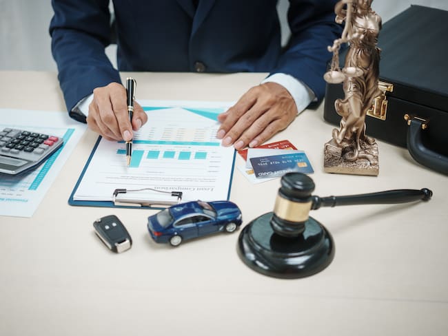 Un abogado en medio de revisar las cifras (Getty Images)