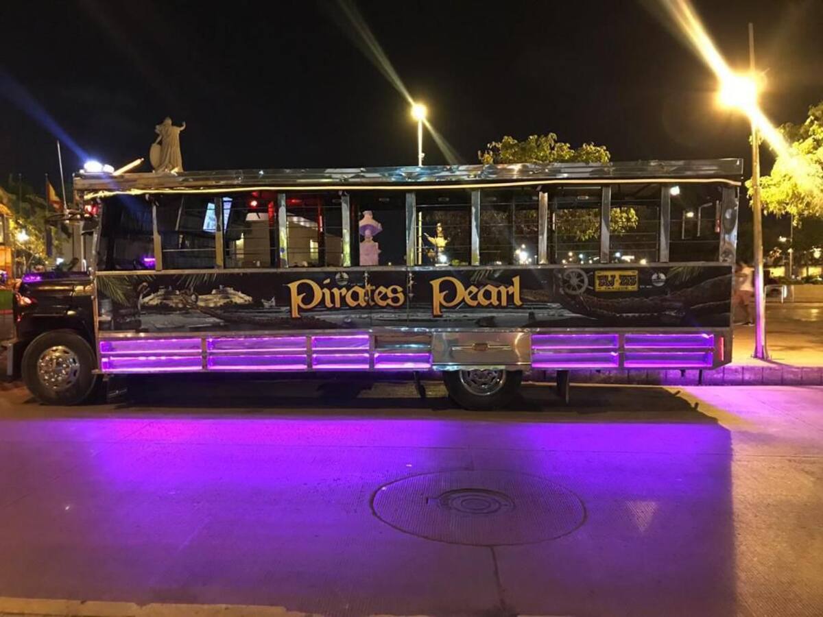 Alcaldía de Cartagena prohíbe “discotecas ambulantes” y ratifica las chivas tradicionales