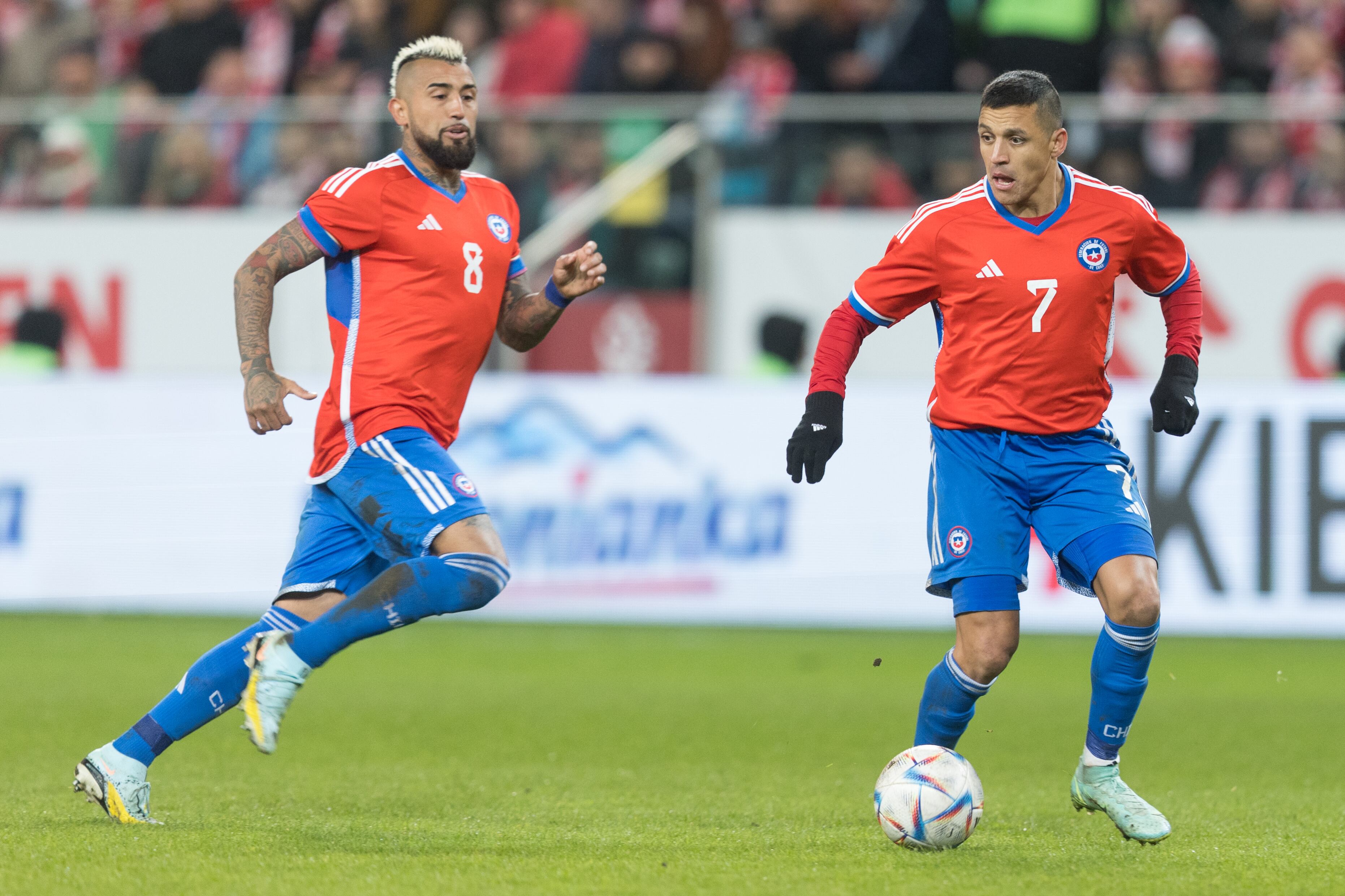 Arturo Vidal y Alexis Sanchez (Photo by Foto Olimpik/NurPhoto via Getty Images)