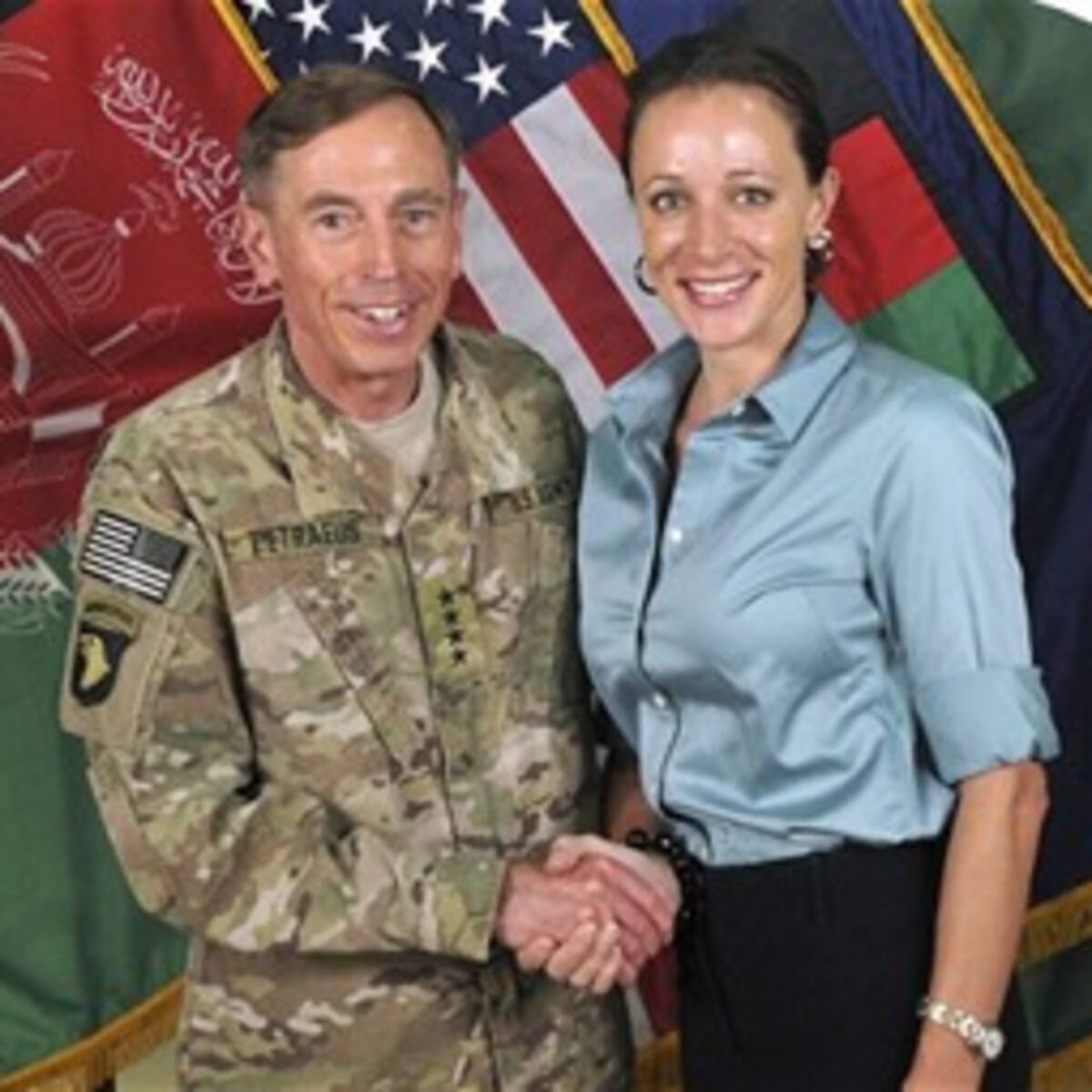 ¿Quién es la mujer detrás del affaire en la CIA?