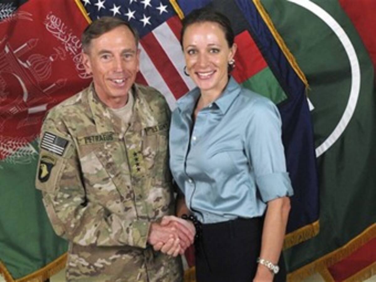 ¿Quién es la mujer detrás del affaire en la CIA?