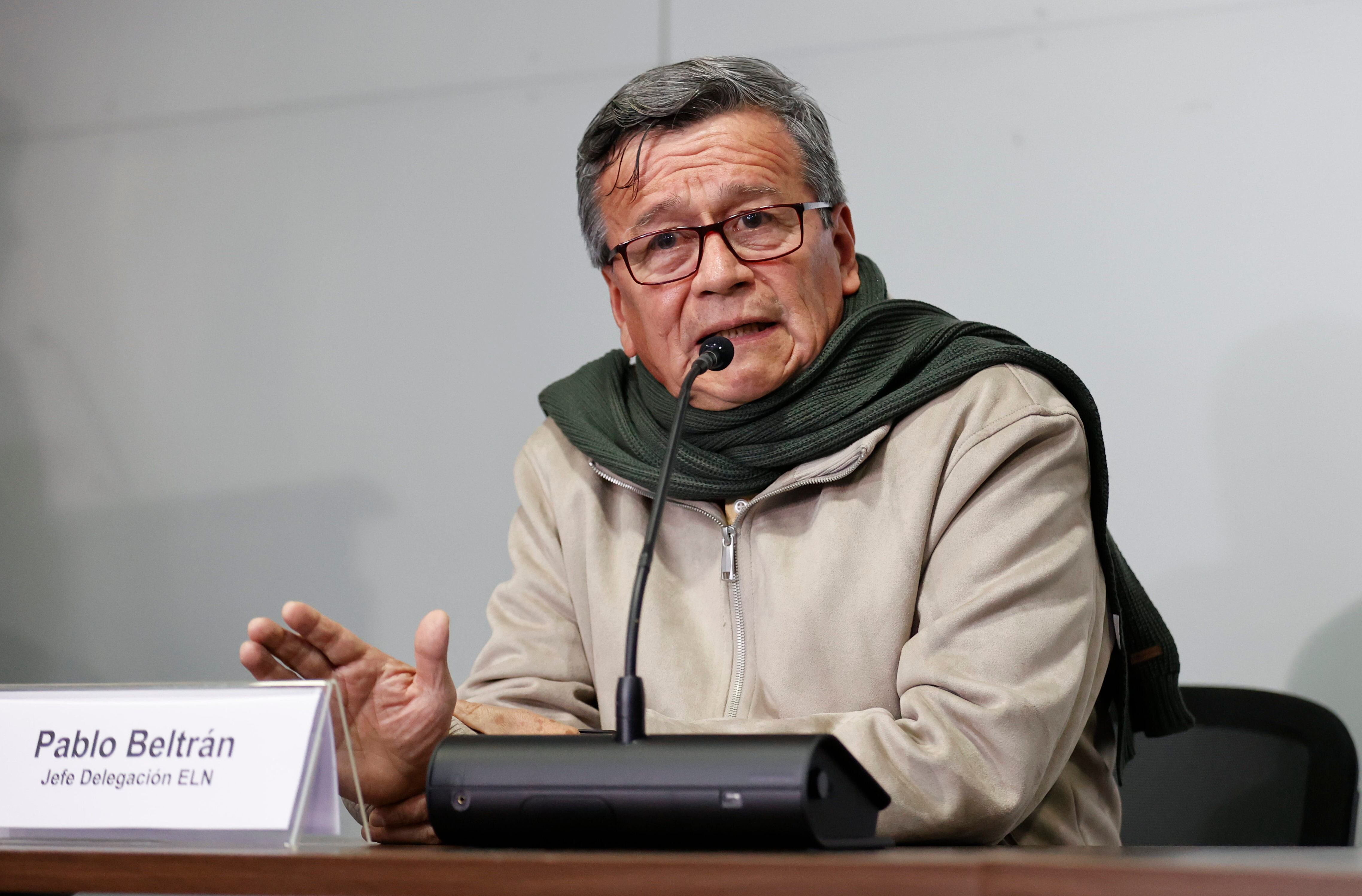 AME5906. BOGOTÁ (COLOMBIA), 10/10/2023.- Pablo Beltrán (i), jefe de la delegación de la guerrilla del ELN, habla hoy durante una rueda de prensa tras una reunión como parte de los diálogos de paz con el Gobierno colombiano, en Bogotá (Colombia). Las delegaciones del Gobierno colombiano y de la guerrilla del Ejército de Liberación Nacional (ELN) se reunieron este martes en Bogotá en una primera sesión plenaria, que se celebra entre el cuarto y el quinto ciclo de negociaciones de paz. EFE/ Mauricio Dueñas Castañeda