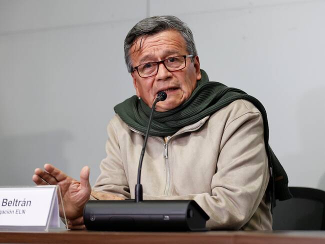AME5906. BOGOTÁ (COLOMBIA), 10/10/2023.- Pablo Beltrán (i), jefe de la delegación de la guerrilla del ELN, habla hoy durante una rueda de prensa tras una reunión como parte de los diálogos de paz con el Gobierno colombiano, en Bogotá (Colombia). Las delegaciones del Gobierno colombiano y de la guerrilla del Ejército de Liberación Nacional (ELN) se reunieron este martes en Bogotá en una primera sesión plenaria, que se celebra entre el cuarto y el quinto ciclo de negociaciones de paz. EFE/ Mauricio Dueñas Castañeda