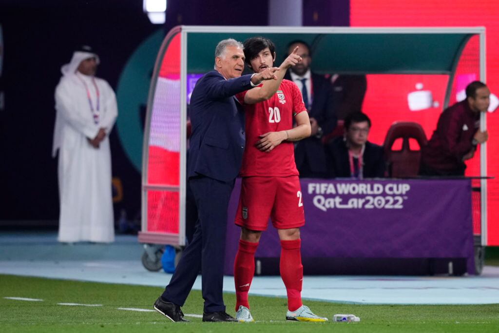 Carlos Queiroz, técnico de Irán y Sardar Azmoun, delantero del Bayer Leverkusen (Photo by Jose Breton/Pics Action/NurPhoto via Getty Images)