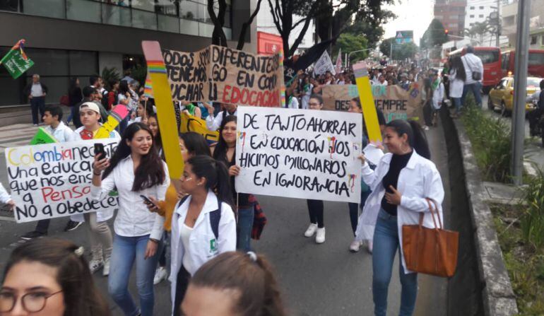 Facebook Caracol radio Armenia 1150am Tw @caracolRArmenia línea WhatsApp 3155681277