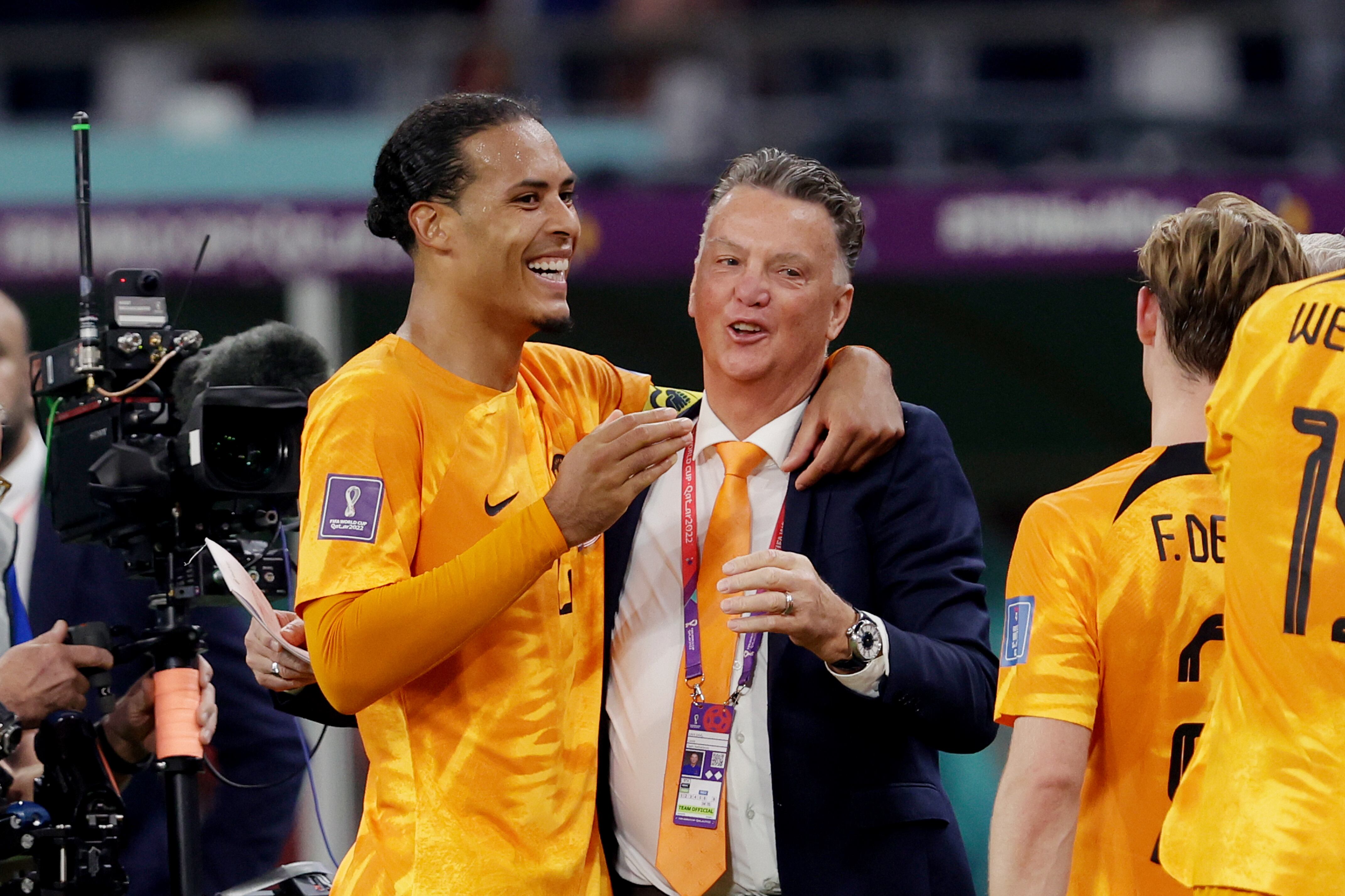 Virgil van Dijk junto a su entrenador Louis van Gaal, luego de la victoria de Países Bajos. (Photo by Eric Verhoeven/Soccrates/Getty Images)