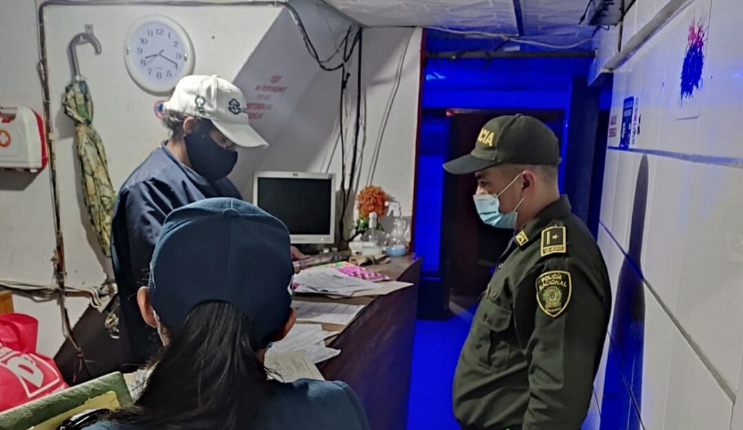 Inspección de la Policía y personal de la Alcaldía