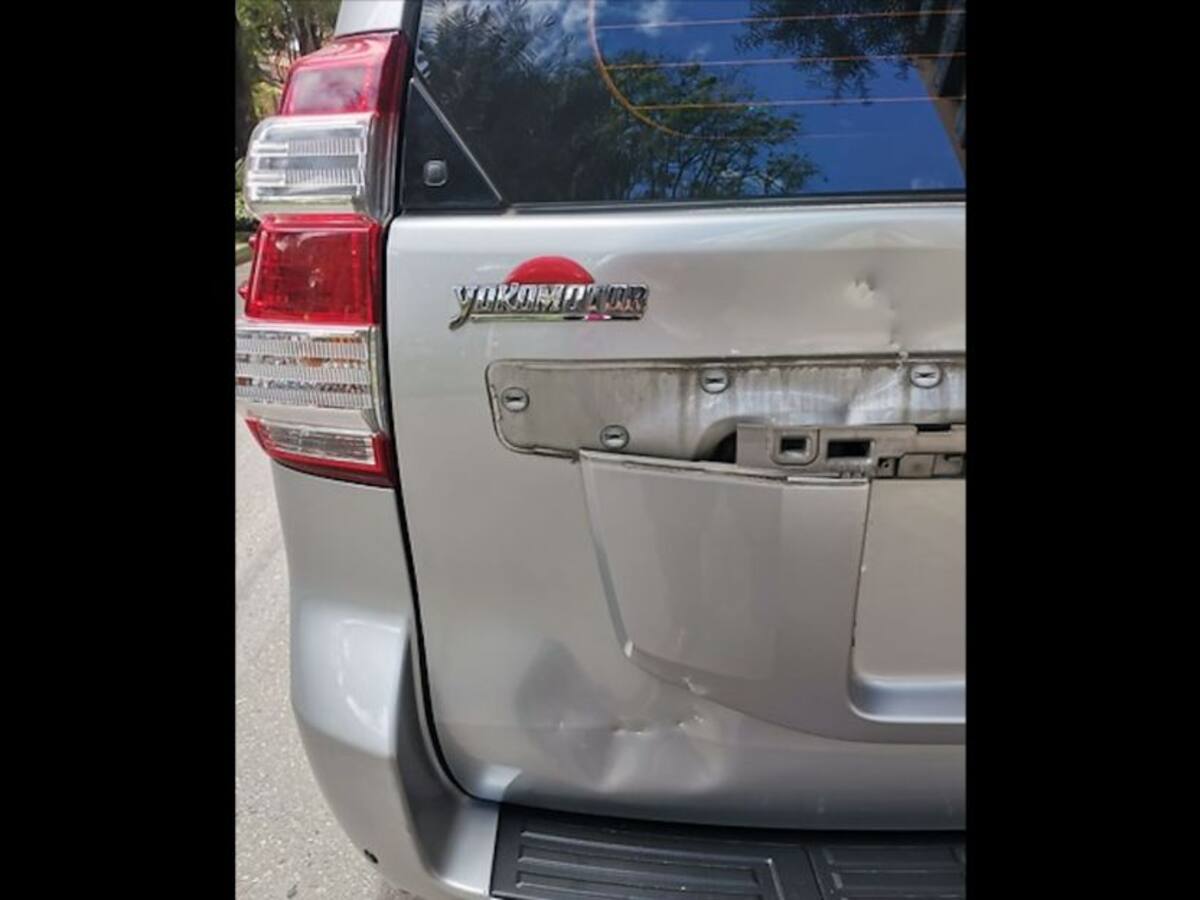 Carro de Ministra de Transporte fue atacado con piedras por manifestantes