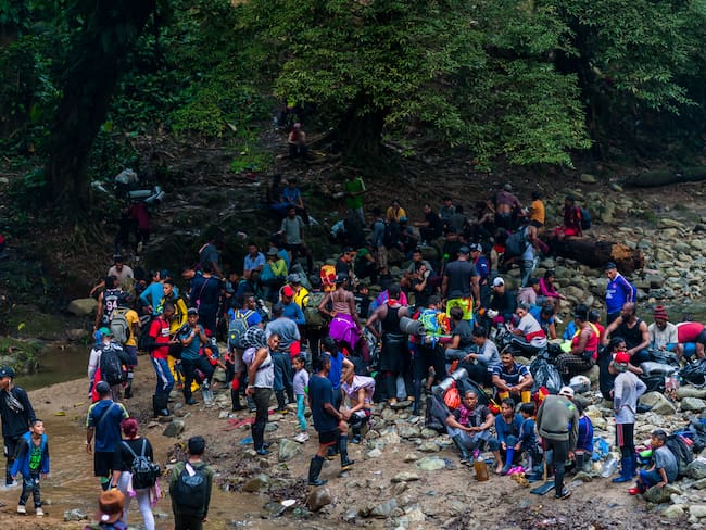 Paso de migrantes por la selva del Darién. 
(Foto: Jan Sochor/Getty Images)