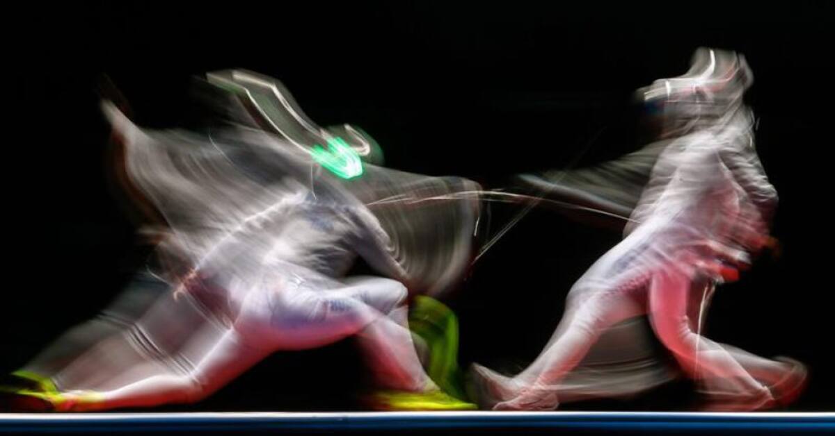 Las rusas Sofya Velikaya y Yana Egorian se enfrentan en esgrima en los Juegos Olímpicos de Río.