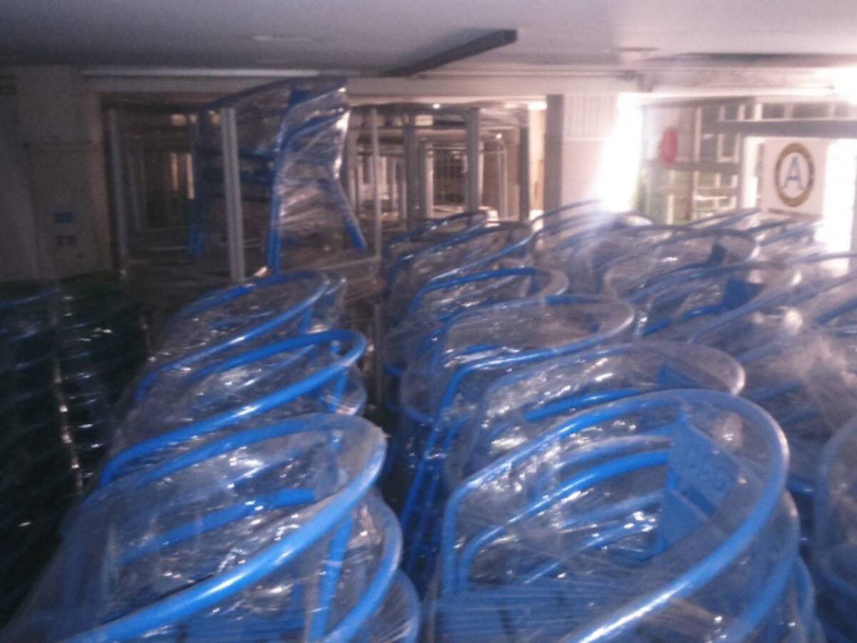 En una bodega se encuentra arrumado mobiliario que adquirió la administración Petro