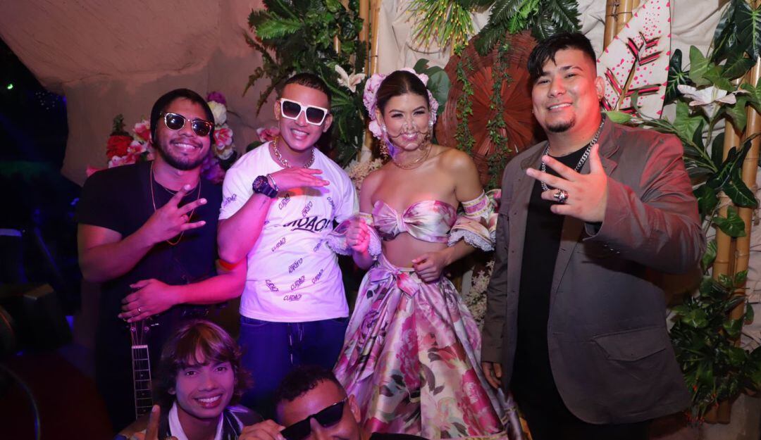 Participantes al lado de la reina Valeria Charris