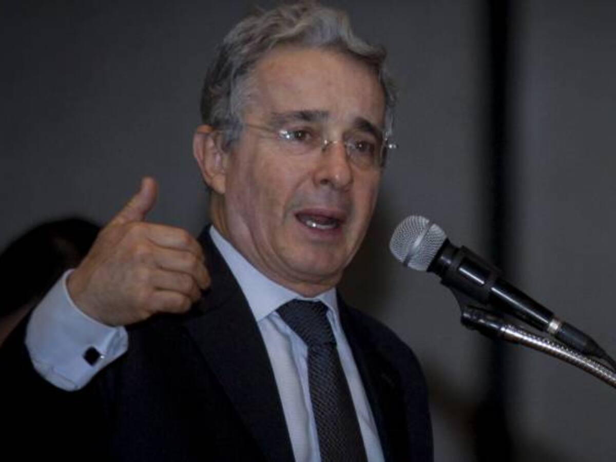 Militares y civiles no deben considerarse dentro de justicia acordada con Farc: Uribe