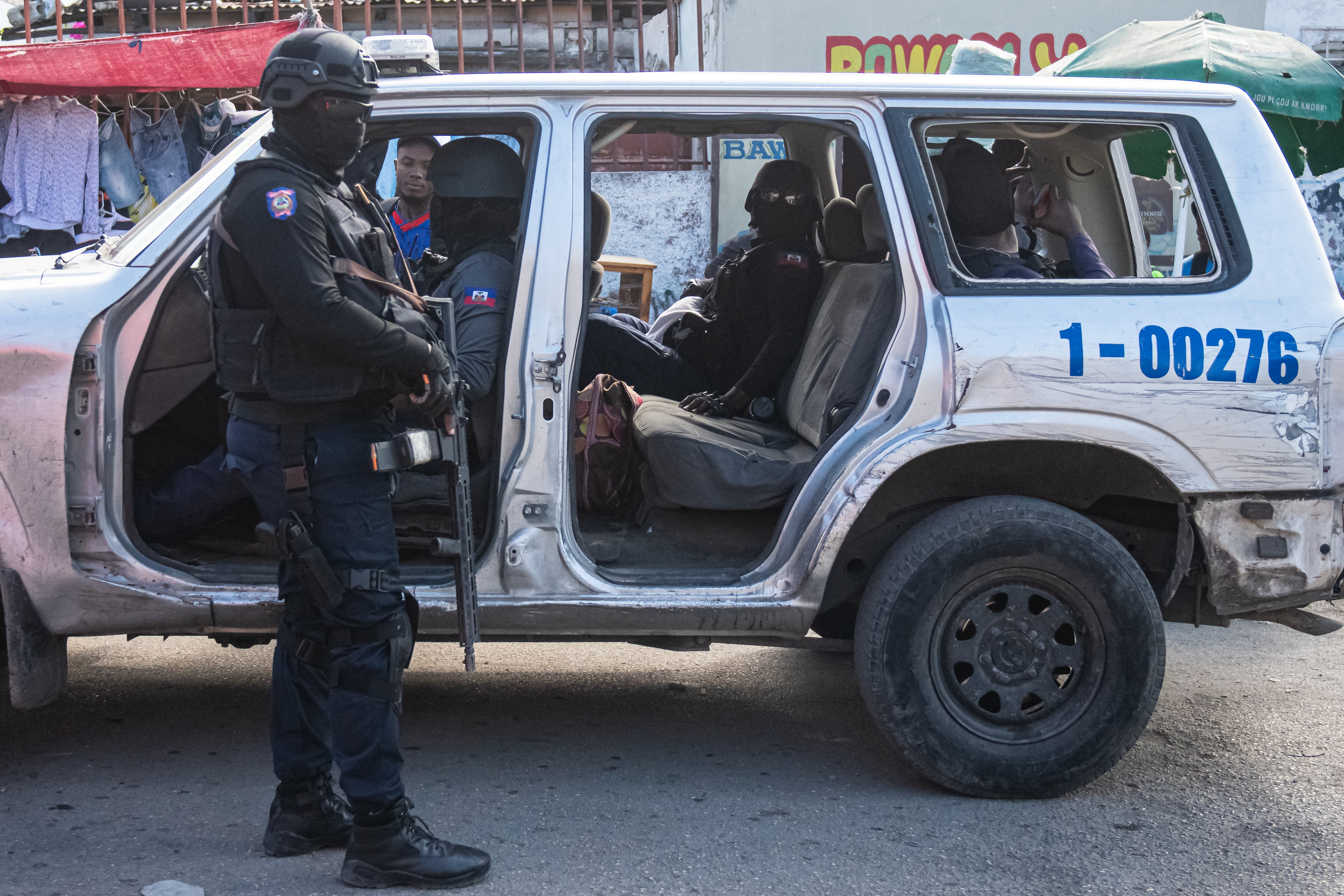 AME4677. PUERTO PRÍNCIPE (HAITÍ), 10/12/2024.- Policías patrullan este martes en Puerto Príncipe (Haití). La consternación y el repudio se apoderaron de Haití, tras la reciente matanza de más de 180 personas en Cité-Soleil, el mayor barrio de chabolas del país, ordenada por el jefe de la banda Wa Mikano ('Rey Mikano'). EFE/ Johnson Sabin