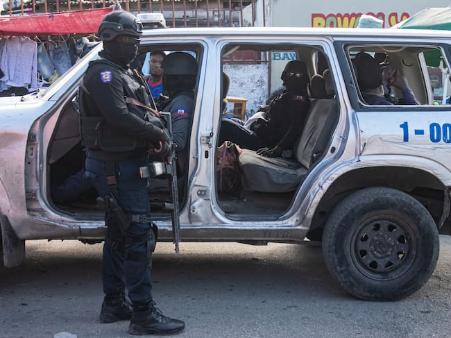 AME4677. PUERTO PRÍNCIPE (HAITÍ), 10/12/2024.- Policías patrullan este martes en Puerto Príncipe (Haití). La consternación y el repudio se apoderaron de Haití, tras la reciente matanza de más de 180 personas en Cité-Soleil, el mayor barrio de chabolas del país, ordenada por el jefe de la banda Wa Mikano ('Rey Mikano'). EFE/ Johnson Sabin