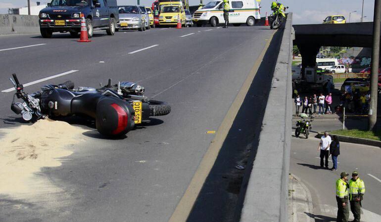 La principal causa de los accidentes en moto son la velocidad y la distracción del conductor. Además incide la mayor cantidad de motos rodando.