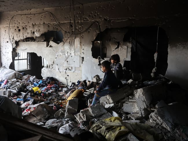 Niños palestinos en medio de las ruinas en la Franja de Gaza. FOTO: OMAR AL-QATTAA/AFP via Getty Images