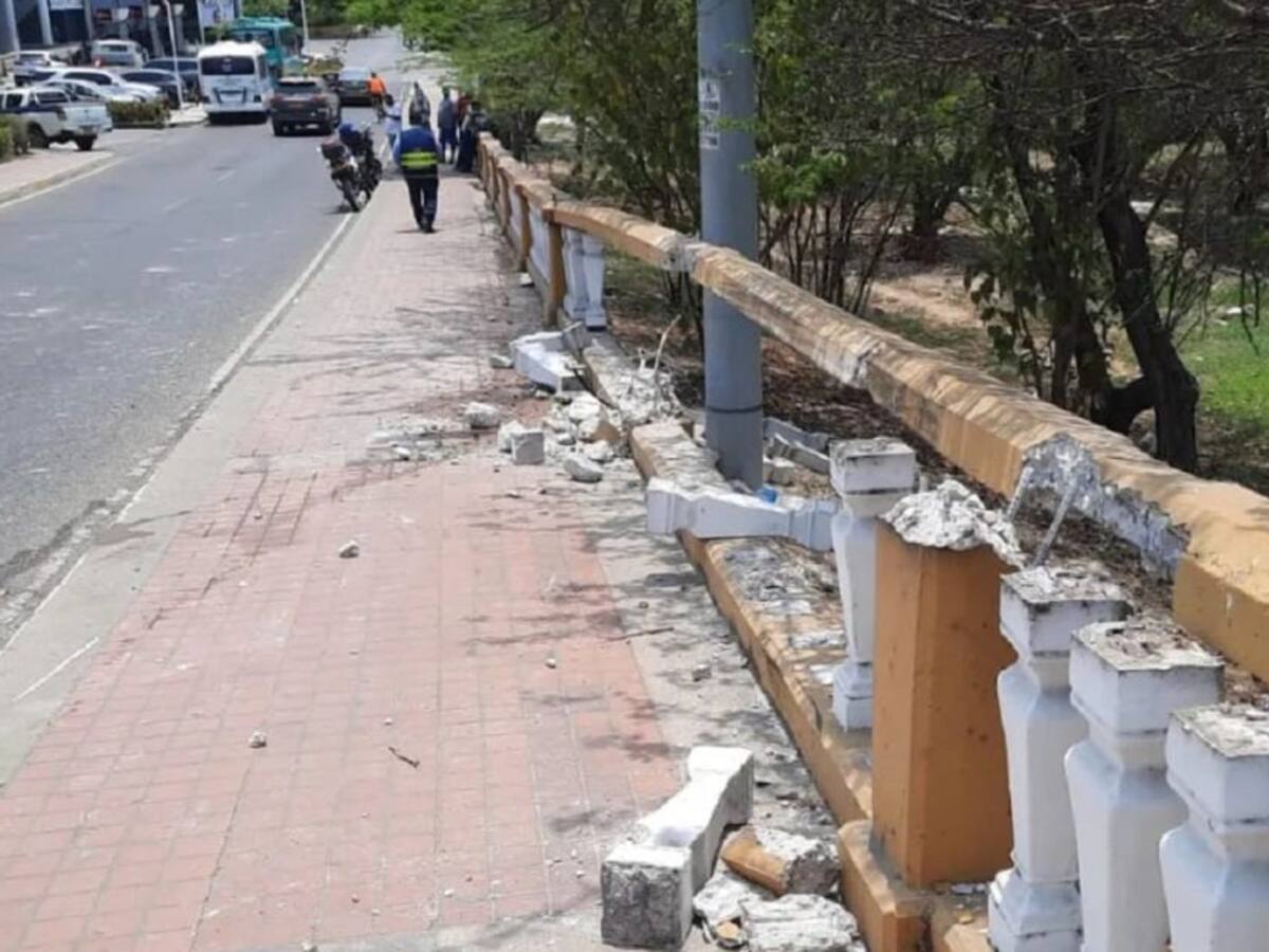 Descartan riesgo estructural en Puente Román por accidente de camioneta