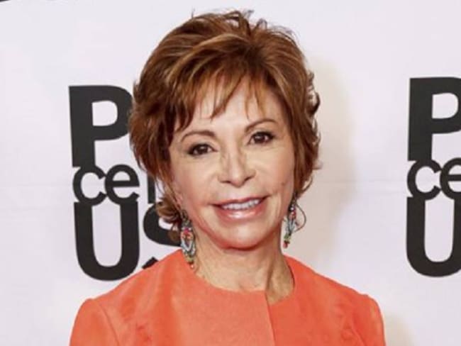 “Quieren transformar la constitución a puerta cerrada” Isabel Allende
