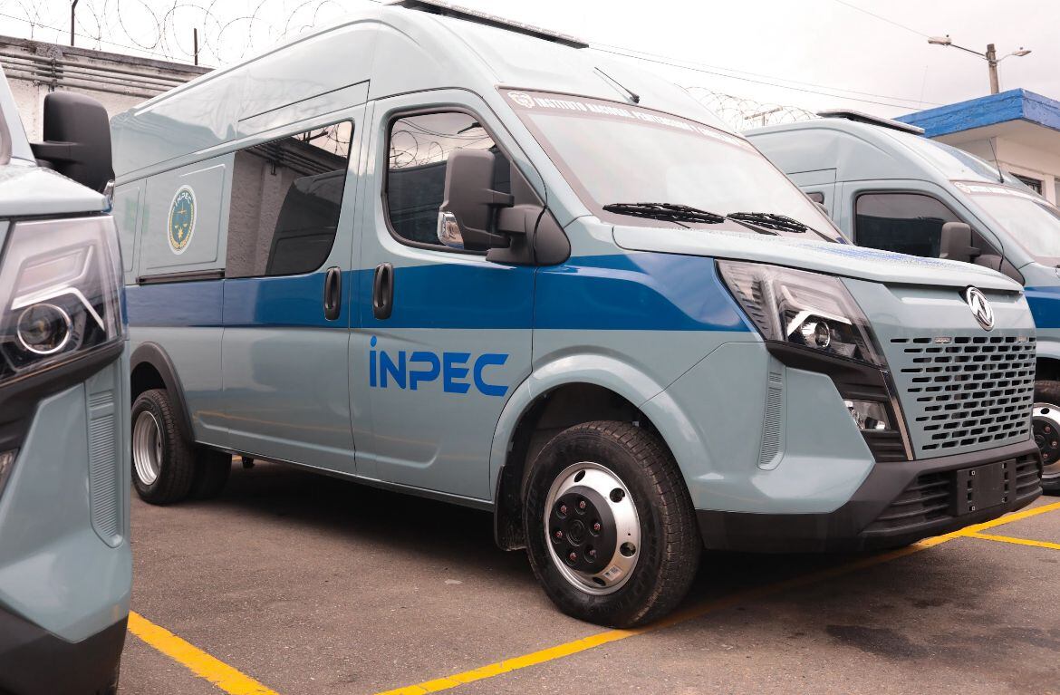 Ministerio de Justicia entregó nuevos vehículos al INPEC.
