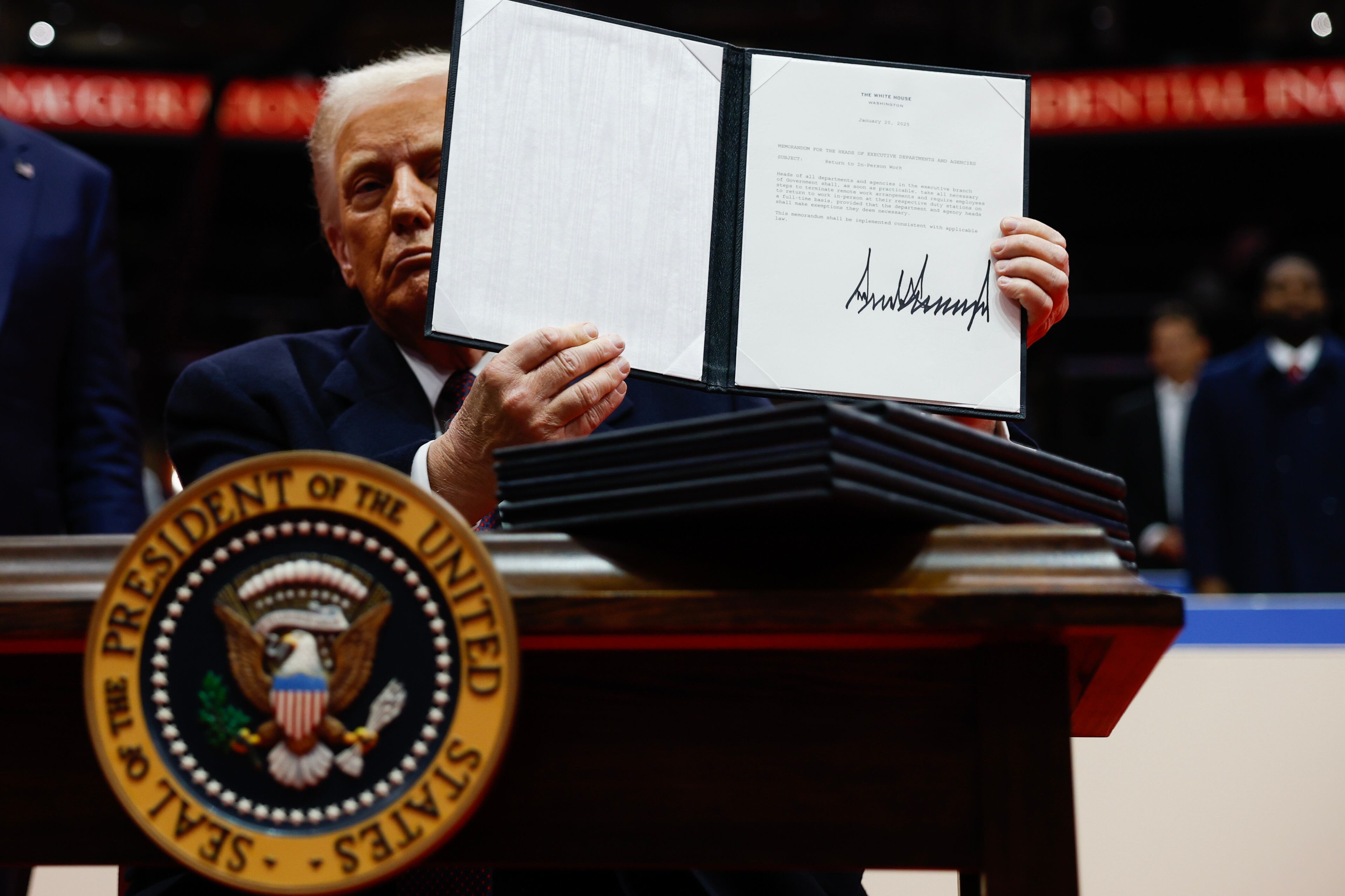 Washington (United States), 20/01/2025.- U.S. President Donald Trump holds up an executive order after signing it during an indoor inauguration event at the Capital One Arena in Washington, DC, USA, 20 January 2025. Trump was sworn in for a second term as president of the United States on 20 January. The presidential inauguration was held indoors due to extreme cold temperatures in DC. (Estados Unidos) EFE/EPA/ANNA MONEYMAKER / POOL