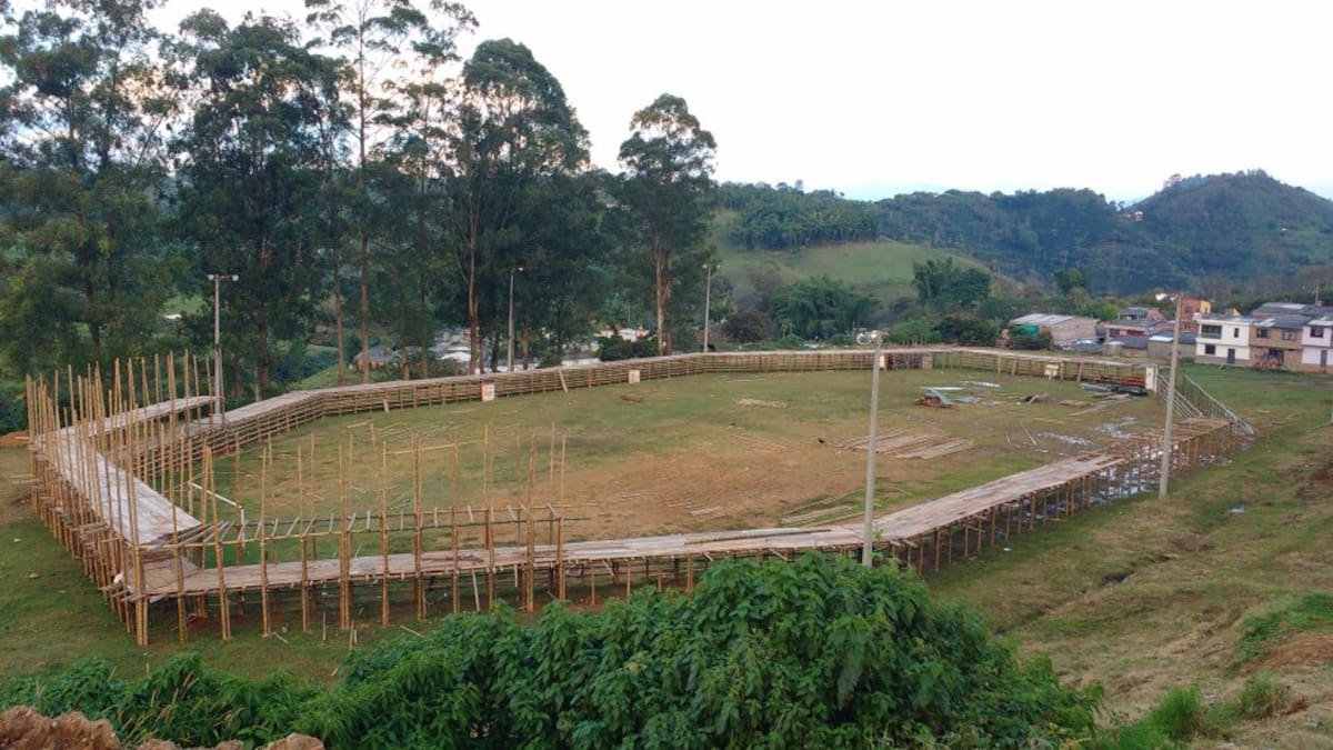 Así va la construcción del "circo de toros" donde se realizarán los días 9, 10 y 11 de enero las tradicionales corralejas. 