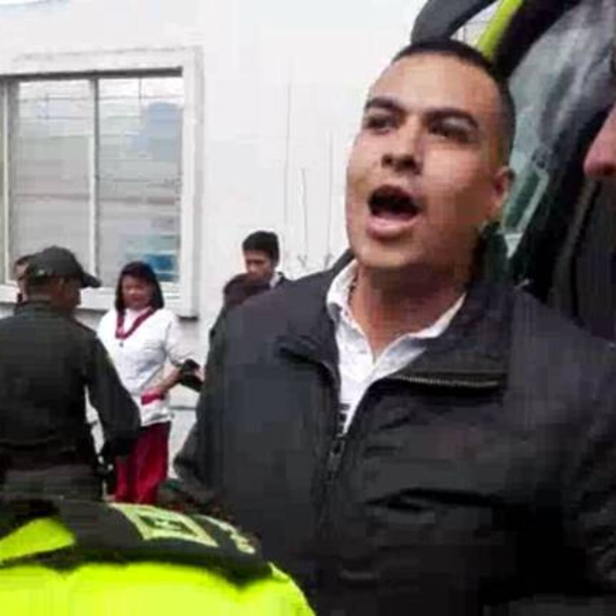 Escándalo en Tunja por agresión verbal de un Policía a paramédicos en una vía de la ciudad