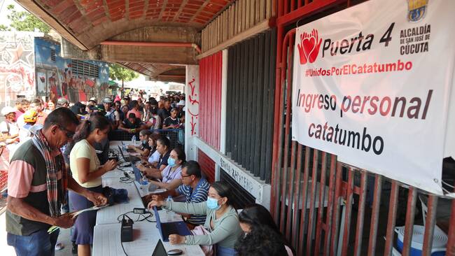 AME3159. CÚCUTA (COLOMBIA), 21/01/2025.- Desplazados por la violencia en el Catatumbo son registrados para recibir ayudas este martes, en Cúcuta (Colombia). El gobernador del departamento colombiano de Norte de Santander, William Villamizar, declaró "una emergencia social y económica" en esa región del noreste del país debido a la crisis humanitaria causada por los enfrentamientos entre la guerrilla del ELN y disidencias de las FARC en la zona del Catatumbo (norteste). EFE/ Mario Caicedo