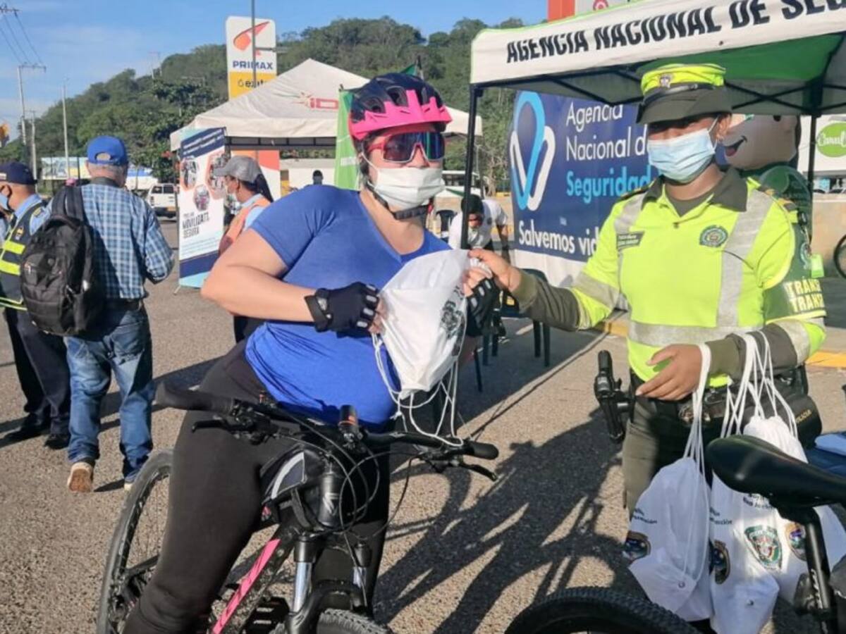 Policía hace acompañamiento a ciclistas para prevenir accidentes en Bolívar