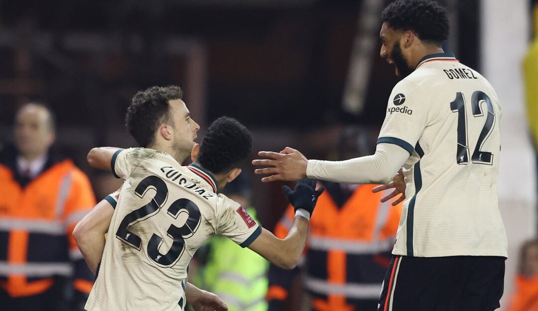 Luis Díaz abraza a Diogo Jota en la celebración del gol del Liverpool.