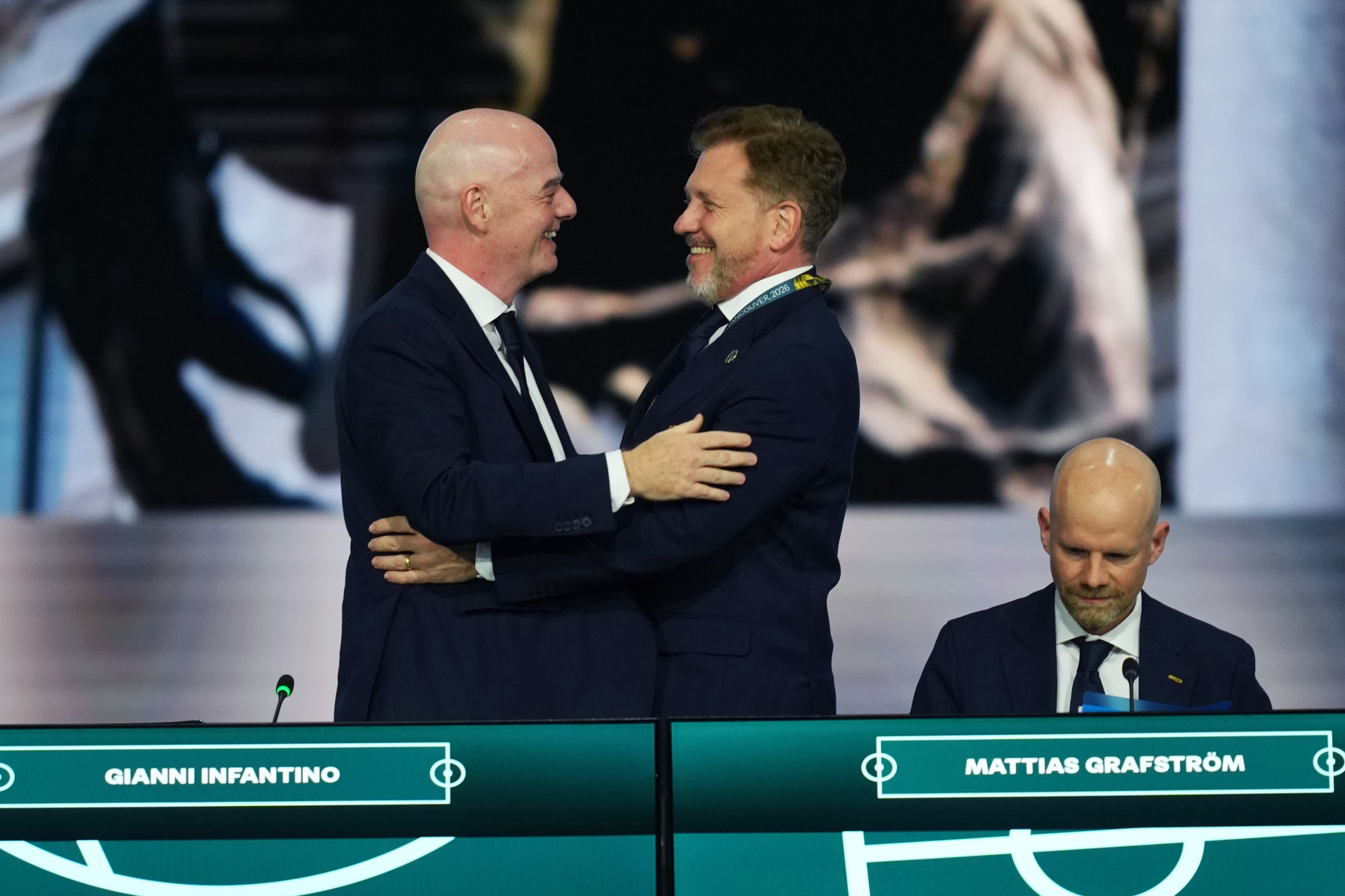 Gianni Infantino, presidente de la FIFA, y Alejandro Domínguez, presidente de la Conmebol. (Photo by Rich Lam - FIFA/FIFA via Getty Images)