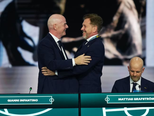 Gianni Infantino, presidente de la FIFA, y Alejandro Domínguez, presidente de la Conmebol. (Photo by Rich Lam - FIFA/FIFA via Getty Images)