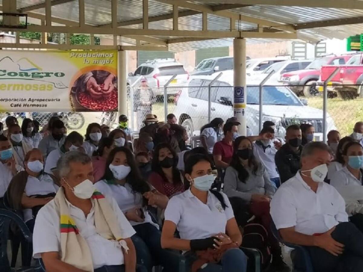 Millonario proyecto beneficia a 70 familias cafeteras del Tolima