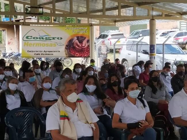 Millonario proyecto beneficia a 70 familias cafeteras del Tolima