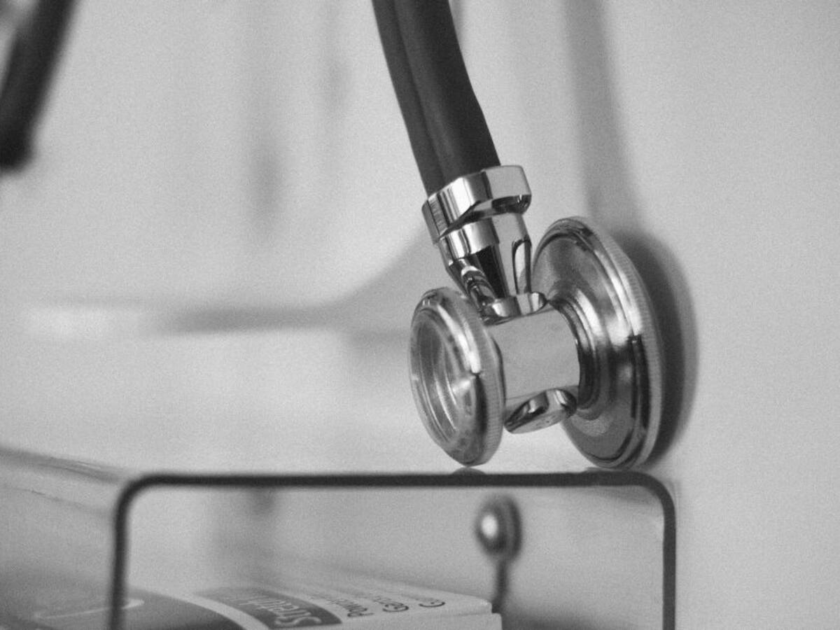 Médico afectado por dos despidos crea sindicato para defender la profesión