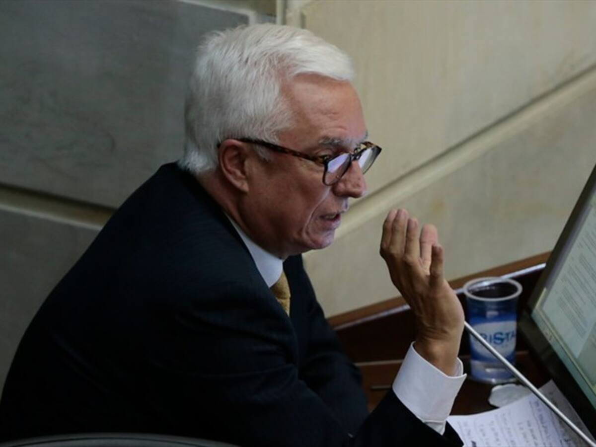 Hay indicios de acuerdo entre Brookfield y Colbún en subasta de Isagén: senador Robledo