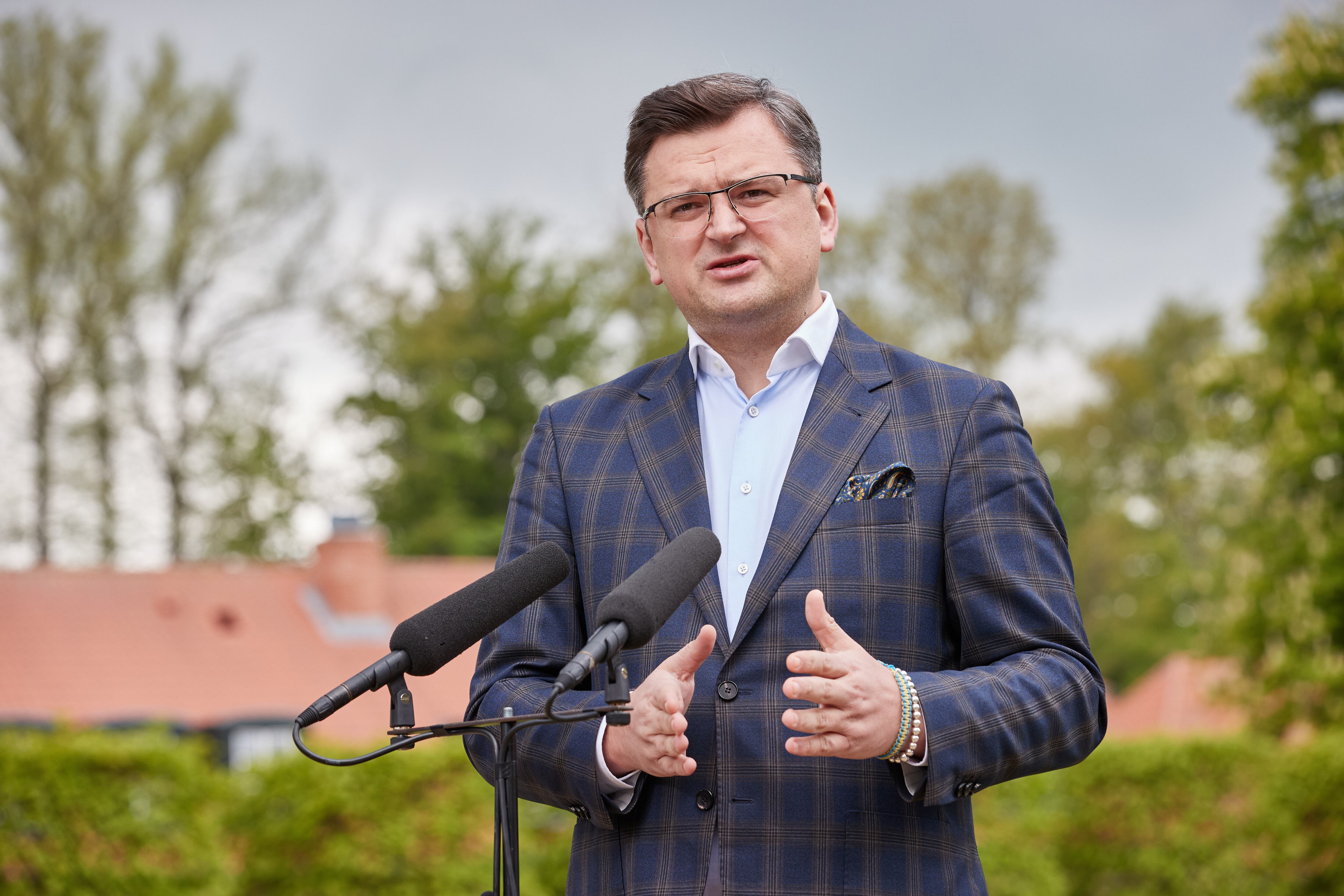 El Ministro de Relaciones Exteriores de Ucrania, Dmytro Kuleba, da un comunicado de prensa durante la reunión de Ministros de Relaciones Exteriores del G7 en Wangels, norte de Alemania, el 13 de mayo de 2022. (Photo by Georg Wendt - Pool/Getty Images)