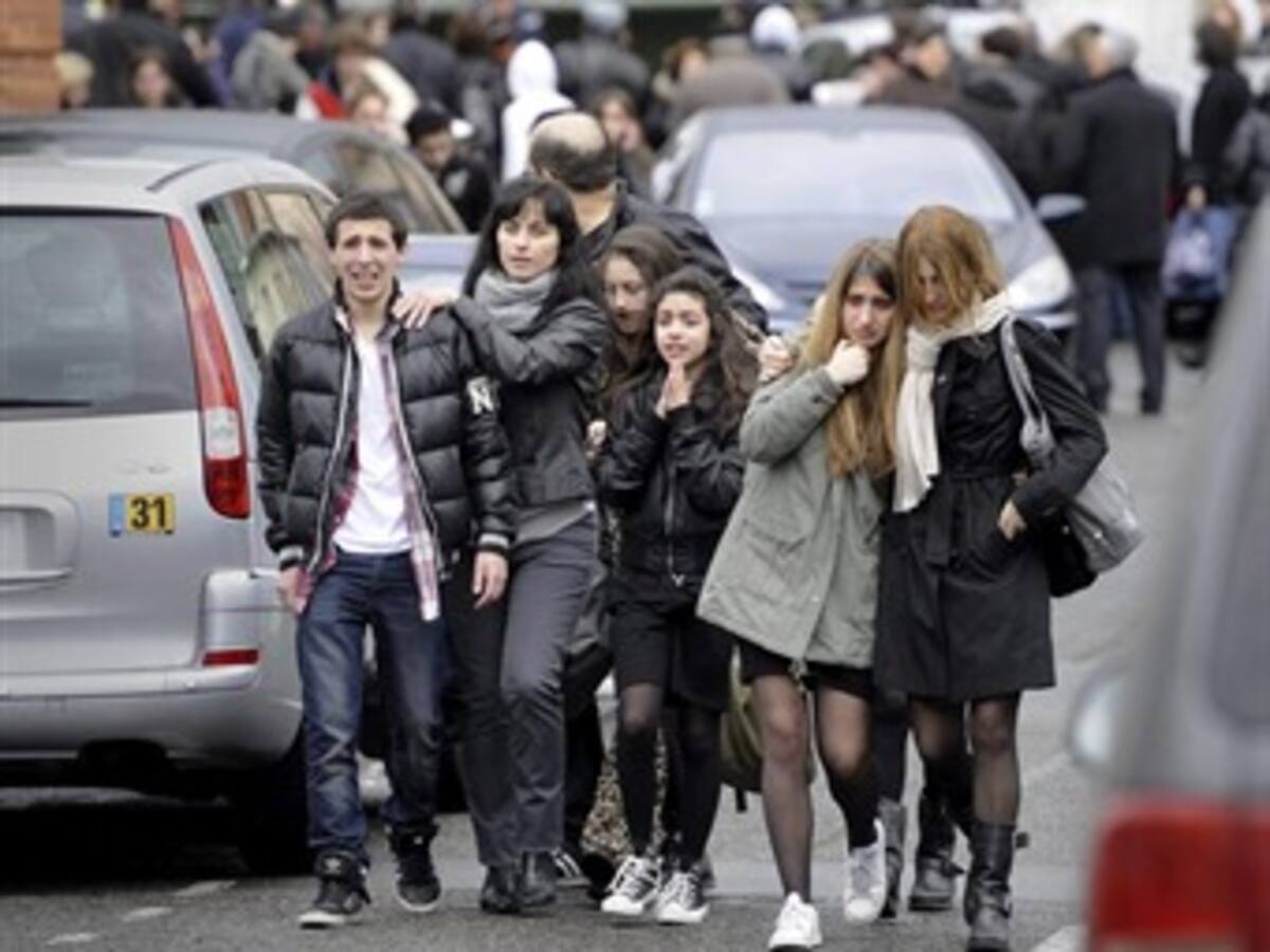 Una misma persona atacó escuela judía y militares en Francia: Presidente Sarkozy