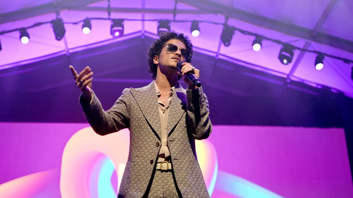 Bruno Mars lanza “Lo arriesgo todo”, la versión en español de su más reciente sencillo “Risk It All”